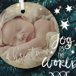 Eerste Kerstkerstcursile Aangepaste Baby foto Keramisch Ornament<br><div class="desc">Dit eenvoudige en klassieke ontwerp is samengesteld uit serif typografie en voegt een douanefoto en een jaar toe.</div>