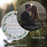 Eerste Kerstkrans Botanische Trouwfoto Keramisch Ornament<br><div class="desc">Leg de magie van je eerste kerst vast als een getrouwd stel met dit gepersonaliseerde ornament. De voorkant toont een prachtige botanische kerstkrans, terwijl de achterkant een hartverwarmende trouwfoto bevat die je gemakkelijk kunt vervangen door je eigen speciale afbeelding. Pas het ornament aan met je achternaam, voornamen en trouwdatum om...</div>