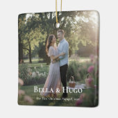 Eerste kerstminimalistische verloofde paar foto keramisch ornament (Links)