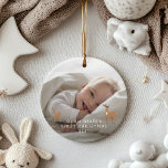 Eerste Kerstmis 1 foto-baby details herder keramis Keramisch Ornament<br><div class="desc">Eerste Kerstmis 1 foto-baby details zijn elegant modern design. Deel van een verbluffend collectie. Met ruimte voor naam,  geboortejaar,  geboortedatum,  gewicht in lb en oz en lengte in inches. Een prachtig delicaat handgetrokken hertenontwerp.</div>