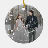 Eerste Kerstmis 2 foto's pasgetrouwden elegante br Keramisch Ornament (Voorkant)