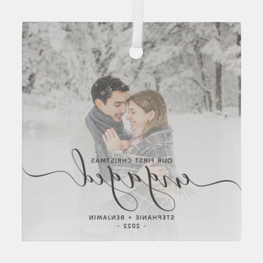 Eerste Kerstmis Aangepast Foto Grijs Manuscript Glas Ornament (Achterkant)