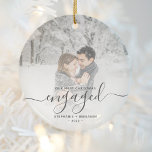 Eerste Kerstmis Aangepast Foto Grijs Manuscript Keramisch Ornament<br><div class="desc">Herdenking je verloving met deze mooie moderne keepaardversiering. De tekst van de kool grijs luidt "Onze eerste Kerstmis bezet, "met het woord "betrokken"in elegant handschrift met flourishes vóór en na. Vervang het afbeelding van de steekproef met uw favoriete foto, en voeg uw namen en het jaar toe. Een witte de...</div>