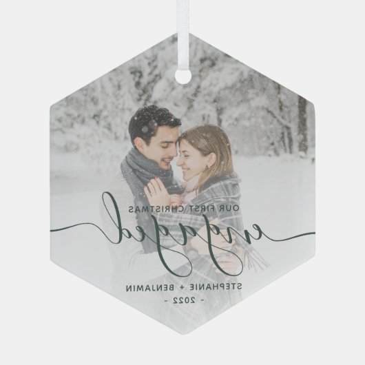 Eerste Kerstmis Aangepast Foto Groen Manuscript Glas Ornament (Achterkant)