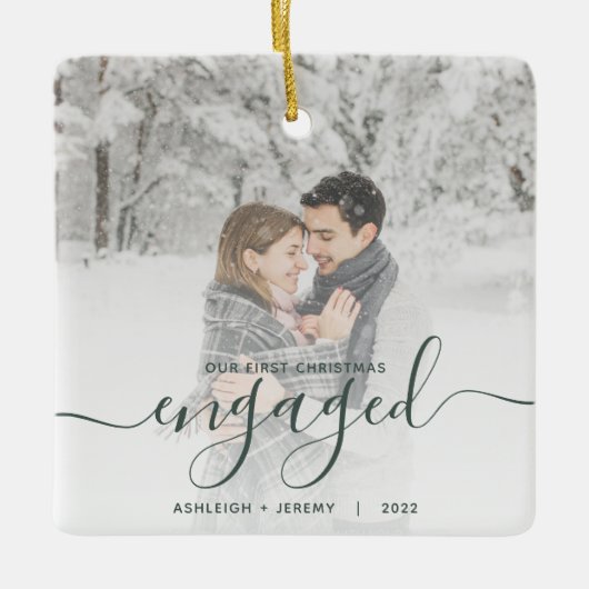 Eerste Kerstmis Aangepast Foto Groen Manuscript Keramisch Ornament (Voorkant)