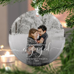 Eerste Kerstmis Aangepaste foto White Script Glas Ornament<br><div class="desc">Herinneer je verloving met dit mooie, moderne keepdoesie ornament. De witte tekst leest "Ons eerste Kerstfeest bezet, "met het woord "bezeten"in elegant handschrift manuscript met bloei voor en na. Vervang het afbeelding van de steekproef met uw favoriete foto, en voeg uw namen en het jaar toe. Een donkere gradiëntfilter maakt...</div>