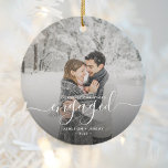 Eerste Kerstmis Aangepaste foto White Script Keramisch Ornament<br><div class="desc">Herinneer je verloving met dit mooie, moderne keepdoesie ornament. De witte tekst leest "Ons eerste Kerstfeest bezet, "met het woord "bezeten"in elegant handschrift manuscript met bloei voor en na. Vervang het afbeelding van de steekproef met uw favoriete foto, en voeg uw namen en het jaar toe. Een donkere gradiëntfilter maakt...</div>