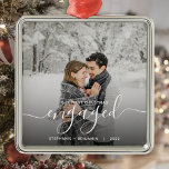 Eerste Kerstmis Aangepaste foto White Script Metalen Ornament<br><div class="desc">Herinneer je verloving met dit mooie, moderne keepdoesie ornament. De witte tekst leest "Ons eerste Kerstfeest bezet, "met het woord "bezeten"in elegant handschrift manuscript met bloei voor en na. Vervang het afbeelding van de steekproef met uw favoriete foto, en voeg uw namen en het jaar toe. Een zwarte de hulp...</div>