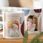 Eerste Kerstmis als Aangepaste Gold Arch Foto Koffiemok<br><div class="desc">Trendy foto-mok voor je eerste kerstfeest als grootmoeder, tante of wie je ook wilt. Je foto's zijn gemaakt van gouden bogen, trendy organische vormen en geschetste heilige bladeren in zwart en goud. Het ontwerp is voorzien van een neutraal, oorachtig kleurenpalet van zwart, steen, ochreel en blauw. De sjabloon is ingesteld...</div>