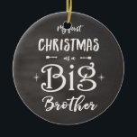Eerste Kerstmis als Big Brother Chalkboard Keramisch Ornament<br><div class="desc">Dus, je hebt al de eerste kerstdag van je nieuwe baby besteld? Waarom zou je ouder kind zich niet net zo speciaal laten voelen door hun eigen trendy, krijgsraad-achtergrondversiering te bestellen die zegt: "Mijn eerste Kerstmis als Big Brother" Personaliseer je door een afbeelding van je kind op te nemen met...</div>