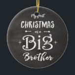 Eerste Kerstmis als Big Brother Chalkboard Keramisch Ornament<br><div class="desc">Dus, je hebt al de eerste kerstdag van je nieuwe baby besteld? Waarom zou je ouder kind zich niet net zo speciaal laten voelen door hun eigen trendy, krijgsraad-achtergrondversiering te bestellen die zegt: "Mijn eerste Kerstmis als Big Brother" Personaliseer je door een afbeelding van je kind op te nemen met...</div>