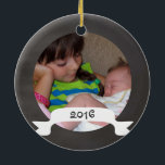 Eerste Kerstmis als Big Sister Chalkboard Keramisch Ornament<br><div class="desc">Dus, je hebt al de eerste kerstdag van je nieuwe baby besteld? Waarom zou je ouder kind zich niet net zo speciaal laten voelen door hun eigen trendy, krijtbordachtergrondversiering te bestellen die zegt "Mijn eerste Kerstmis als Big Sister" Personaliseer je door een afbeelding van je kind in te voegen met...</div>