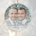 Eerste Kerstmis als de heer en de heer LGBTQ Keepo Keramisch Ornament<br><div class="desc">Herdenk de eerste kerstdagen van uw huwelijk met dit prachtige, moderne aandenken ornament. De grijze houtskooltekst luidt "Our first Christmas as Mr & Mr", met de woorden "Mr & Mr" in een elegant handschrift met bloemen voor en na. Vervang het voorbeeld afbeelding door je favoriete foto, en voeg je achternaam...</div>