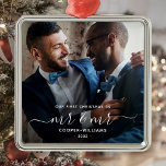 Eerste Kerstmis als de heer en de heer LGBTQ Keepo Metalen Ornament<br><div class="desc">Herdenking van de eerste kerst van je huwelijk met dit prachtige moderne keepjesornament. De witte tekst luidt "Ons eerste kerstfeest als Mr & Mr." met de woorden "Mr & Mr." in elegant handschrift met bloedige voorkeuren. Vervang het afbeelding van de steekproef met uw favoriete foto, en voeg uw familienaam en...</div>
