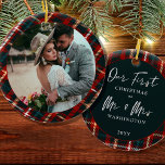 Eerste Kerstmis als de heer & mevrouw Tartan Foto Keramisch Ornament<br><div class="desc">Eerste Kerstmis als ornament van de heer en mevrouw van de nieuwste foto, op maat van een foto, achternaam en het jaar. Het ontwerp is dubbelzijdig en is voorzien van tartan-gele lijsten met handschrift. Het fotosjabloon toont je afbeelding als een ronde vorm en de andere zijde is geletterd met "onze...</div>