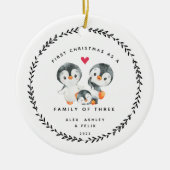 Eerste Kerstmis als familie van drie pinguïns Cera Keramisch Ornament (Voorkant)