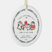 Eerste Kerstmis als familie van vier pinguïns Keramisch Ornament (Rechts)