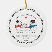 Eerste Kerstmis als familie van vier Snowmen Keramisch Ornament (Voorkant)