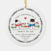 Eerste Kerstmis als familie van zes Snowmen Keramisch Ornament (Voorkant)