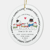 Eerste Kerstmis als familie van zes Snowmen Keramisch Ornament (Links)