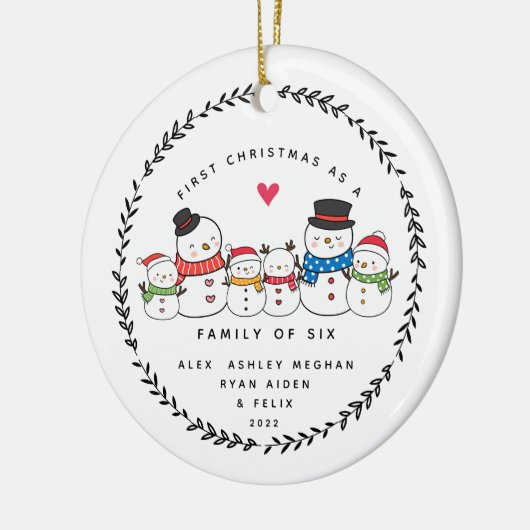 Eerste Kerstmis als familie van zes Snowmen Keramisch Ornament (Links)