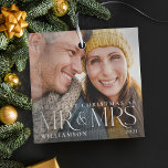 Eerste Kerstmis als foto van de heer & mevrouw Mod Glas Ornament<br><div class="desc">Minimale en moderne echtpaar voor eerste kerstmis als Mr. en Mrs. Fotoglazen versiering. Eenvoudig en modern design met een volledig fotoontwerp. Pas met uw speciale foto, jaar, en naam aan. "Mr & Mrs." fotobedekking in een elegante typografie. Perfect keepomwille ornament met paren die hun huwelijk vieren en eerste Kerstmis als...</div>