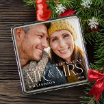 Eerste Kerstmis als foto van de heer & mevrouw Mod Metalen Ornament<br><div class="desc">Minimale en moderne echtpaar voor eerste kerstmis als Mr. en Mrs. fotoversiering. Eenvoudig en modern design met een volledig fotoontwerp. Pas met uw speciale foto, jaar, en naam aan. "Mr & Mrs." fotobedekking in een elegante typografie. Perfect keepomwille ornament met paren die hun huwelijk vieren en eerste Kerstmis als Mr...</div>