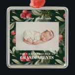 Eerste Kerstmis als grootouders Bloemen Bessen Metalen Ornament<br><div class="desc">Ons foto-Ornament is een perfecte aandenken om je Eerste Kerstmis nooit te vergeten als opa en oma. Kies de beste foto's van je geliefde nichtje en sier je kerstboom met dit ornament in Elegant kerstpatroon van bloemen, groen en veenbessen in de traditionele en feestelijke kleur donkergroen, rood, ivoor. Creëer een...</div>