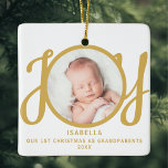Eerste Kerstmis als grootouders Foto Keepomwille Keramisch Ornament<br><div class="desc">Deze aandenken Eerste kerst als grootouders foto ornament is versierd met het woord JOY in goud,  stijlvolle script typografie op een witte achtergrond. Gemakkelijk aan te passen.</div>