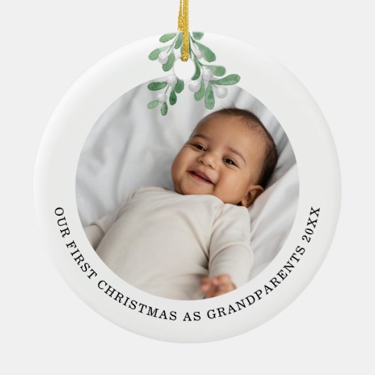 Eerste Kerstmis als grootouders Foto Mistletoe Keramisch Ornament (Achterkant)