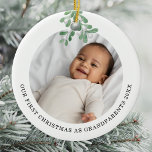 Eerste Kerstmis als grootouders Foto Mistletoe Keramisch Ornament<br><div class="desc">Het eerste kerstOrnament van deze grootouder is versierd met waterverf minnares. Eenvoudig aan te passen met de foto, de naam en het jaar van uw baby. Gebruik het Hulpmiddel van het Ontwerp om de tekstgrootte, de stijl, of de kleur te veranderen. Omdat wij ons kunstwerk creëer, zult u dit nauwkeurige...</div>
