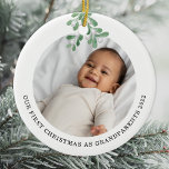 Eerste Kerstmis als grootouders Foto Mistletoe Keramisch Ornament<br><div class="desc">Het eerste kerstOrnament van deze grootouder is versierd met waterverf minnares. Eenvoudig aan te passen met de foto, de naam en het jaar van uw baby. Gebruik het Hulpmiddel van het Ontwerp om de tekstgrootte, de stijl, of de kleur te veranderen. Omdat wij ons kunstwerk creëer, zult u dit nauwkeurige...</div>