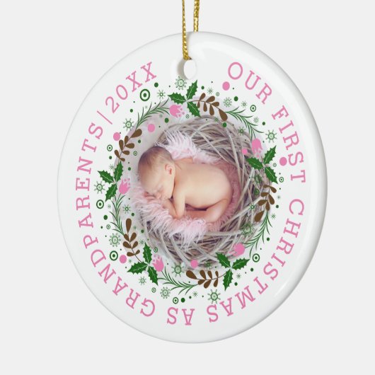 Eerste Kerstmis als grootouders met roze foto Keramisch Ornament (Links)