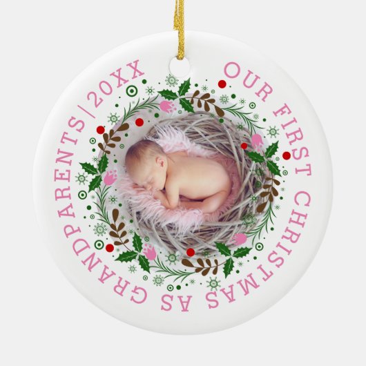 Eerste Kerstmis als grootouders met roze foto Keramisch Ornament (Achterkant)