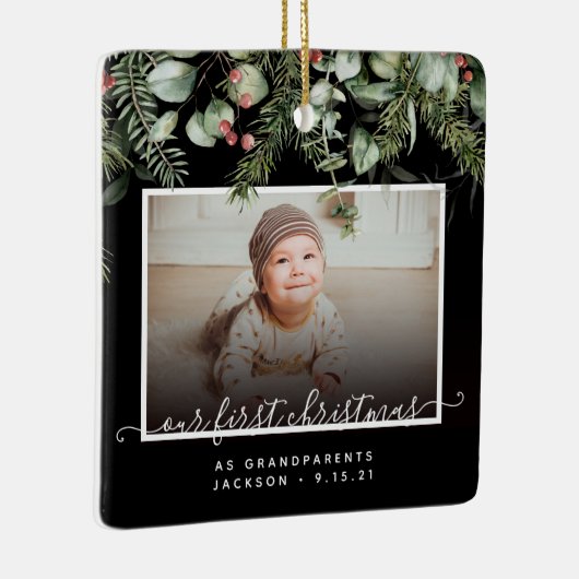 Eerste Kerstmis als Grootouders Winter Greenery Keramisch Ornament (Rechts)