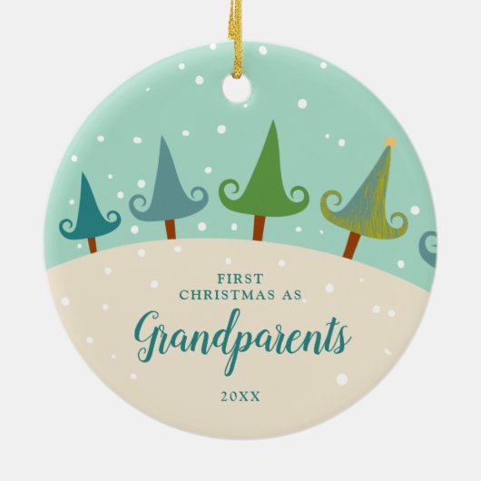 Eerste Kerstmis als grootouders Winter Pine Trees Keramisch Ornament (Achterkant)