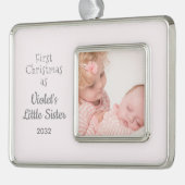 Eerste Kerstmis als Kleine Zuster Naam Jaar Foto Verzilverd Omlijst Ornament (Links)