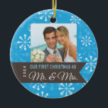Eerste Kerstmis als Mr & Mrs Christmas Ornament<br><div class="desc">Dit kerstboom ornament heeft een blauwe achtergrond met witte sneeuwvlokken en het foto lijst voor uw foto van de pasgetrouwden. Een bruine banner bevat de tekst: Onze eerste Kerstmis als Mr. en Mrs. The Backside heeft dezelfde banner en aanpasbare tekst voor de naam en trouwdatum van de bruid & bruidegom....</div>