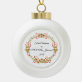 Eerste Kerstmis als Mr & Mrs Johanson Custom Name Keramische Bal Ornament (Voorkant)
