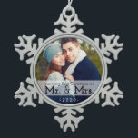 Eerste Kerstmis als Mr & Mrs Keepomwille Ornament<br><div class="desc">Een mooie manier om je eerste kerstfeest te vieren als man en vrouw.  Het ontwerp van de typografie luidt: "Ons allereerste kerstfeest als Mr. & Mrs." en is aangepast aan het jaar.  Maakt een mooi cadeau voor de nieuwsleed op je lijst.</div>