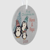 Eerste Kerstmis als Nana & Papa Schattige Penguin  Ornament (voorkant)