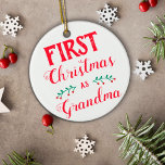 Eerste Kerstmis als oma wit met babyfoto Keramisch Ornament<br><div class="desc">Dit kerstboomornament is perfect om je eerste kerstfeest als grootmoeder te vieren. Er staat "Eerste Kerstmis als oma" in een modern rood lettertype op een witte achtergrond. De andere zijde heeft een aanpasbaar afbeelding van de baby, met naam en geboortedatum. Neem contact met me op als je objecten verder wilt...</div>
