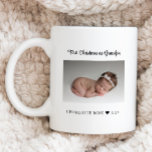 Eerste Kerstmis als opa New Baby Foto Koffiemok<br><div class="desc">Viel zijn eerste kerstfeest als opa met deze persoonlijke mok voor fotokoffie. Alle tekst kan worden aangepast. Voeg je eigen foto toe aan creëer een echt uniek cadeau voor zijn eerste kerstfeest als opa.</div>