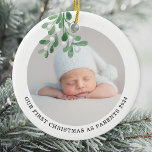 Eerste Kerstmis als Ouders Foto Waterverf Keramisch Ornament<br><div class="desc">Het eerste kerstfeest Ornament van deze ouder is versierd met waterverf minnares. Eenvoudig aan te passen met de foto, de naam en het jaar van uw baby. Gebruik het Hulpmiddel van het Ontwerp om de tekstgrootte, de stijl, of de kleur te veranderen. Omdat wij ons kunstwerk creëer, zult u dit...</div>