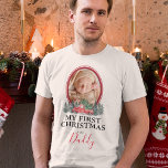 Eerste Kerstmis als papa Red Truck T-Shirt<br><div class="desc">Familie eerste kerstt-shirt met een foto van je kind met een rode grens met twee tinten,  waterverf-kerstbomen,  een rode ophaalwagen en het leuke gezegde "mijn eerste kerstfeest als papa".</div>