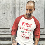 Eerste Kerstmis als vader die rode tekst aanpast T-shirt<br><div class="desc">Deze lange mouwen rode en witte t-shirt is het perfecte geschenk voor elke nieuwe vader. Er staat "Eerste Kerstmis als pap" in rode moderne lettertypen met kerstversieringen, en het is onderdeel van een aanpasbaar kerstgezin voor collectie (zie mijn collectie voor kerstcadeautjes en accessoires). Neem contact met me op als je...</div>