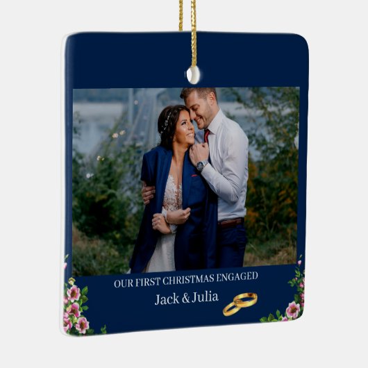 Eerste Kerstmis bezig met Verloving Foto Keramisch Ornament (Rechts)