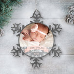 Eerste Kerstmis Blush Pink Baby Girl Foto Tin Sneeuwvlok Ornament<br><div class="desc">Het ontwerp van het ornament "Mijn eerste Kerstmis" en het sneeuwvlokkige grensbeeld kan worden gepersonaliseerd met de naam en het geboortejaar van het meisje. Omvat een tweede foto op de rug. Licht wazige roze,  grijze en witte kleuren.</div>