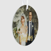 Eerste Kerstmis bruiloft foto gouden script Ornament (voorkant)