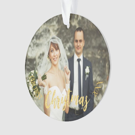 Eerste Kerstmis bruiloft foto gouden script Ornament (voorkant)